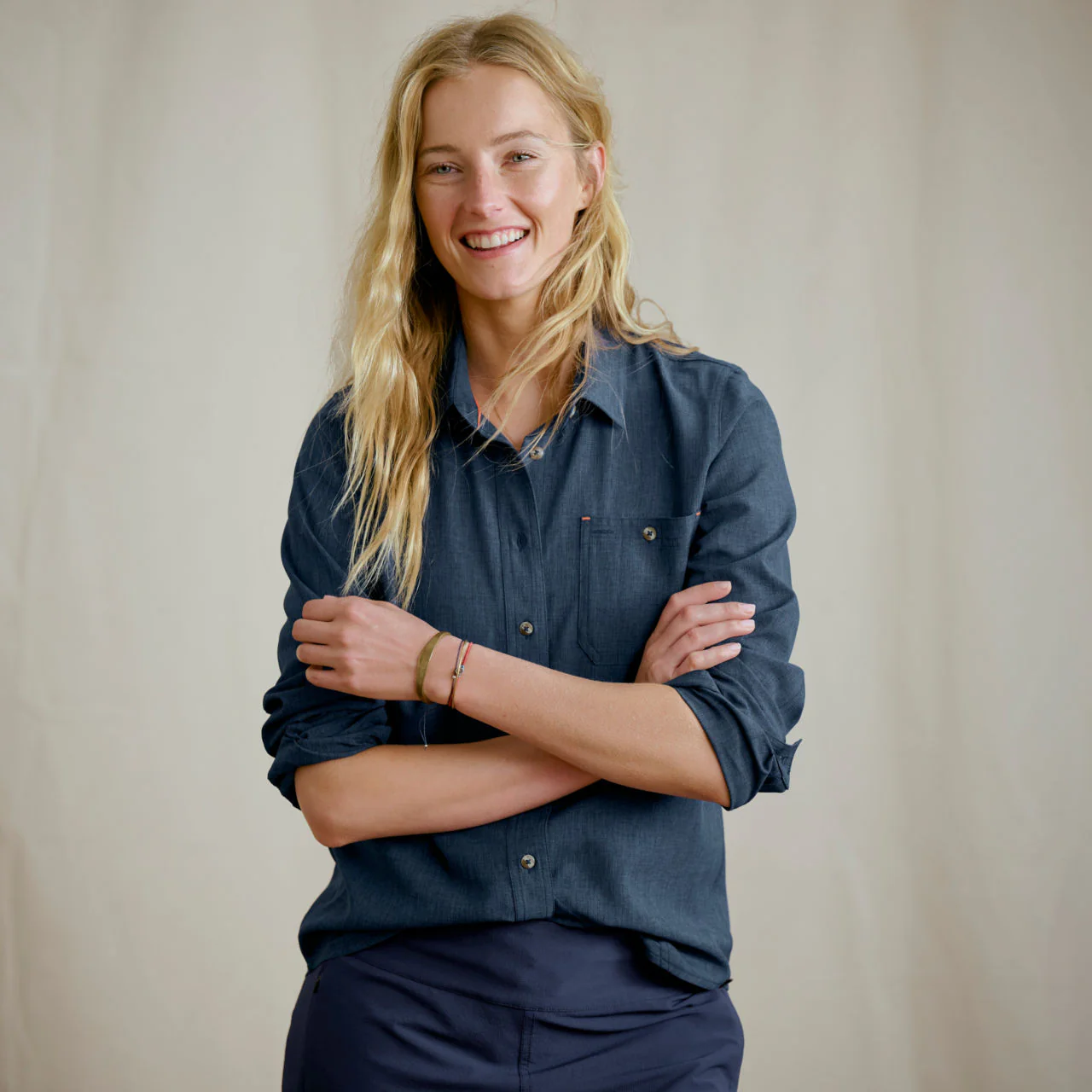 Women's Long-Sleeved Tech Chambray Work Shirt - Image 5