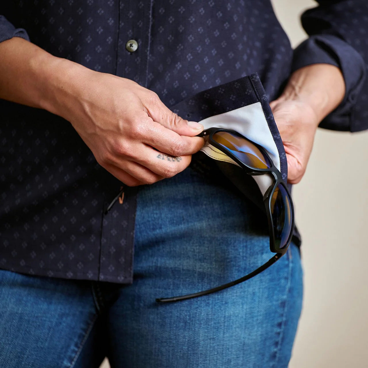 Women's Long-Sleeved Tech Chambray Work Shirt - Image 4
